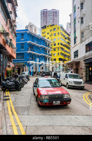 Hong Kong Taxi près de la Maison Bleue cluster sur Stone Nullah Lane, Wan Chai, Hong Kong Banque D'Images