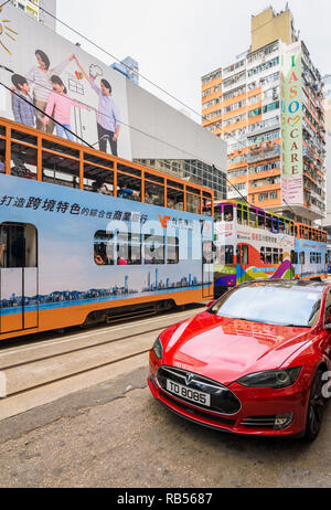 Tesla et les trams sur Johnston Road, Wan Chai, Hong Kong Banque D'Images