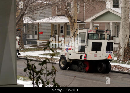 Balayeuse de rue nettoyant les rues de East Cleveland, OH, USA Banque D'Images