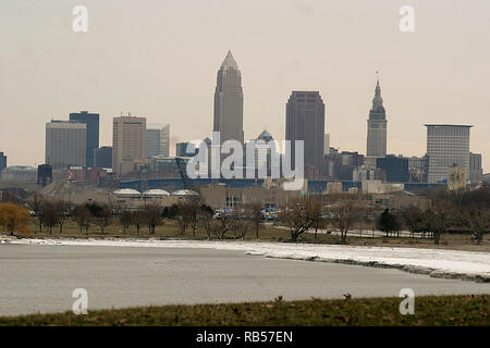 Hivernent au lac Érié près du centre-ville de Cleveland, Ohio, États-Unis Banque D'Images