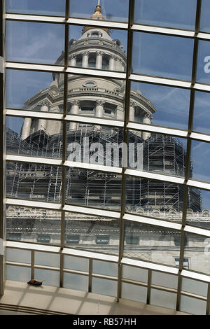 Cleveland, Ohio, États-Unis. Haut de la Tour Centre ville vu de l'intérieur du bâtiment, par le toit en verre. Banque D'Images