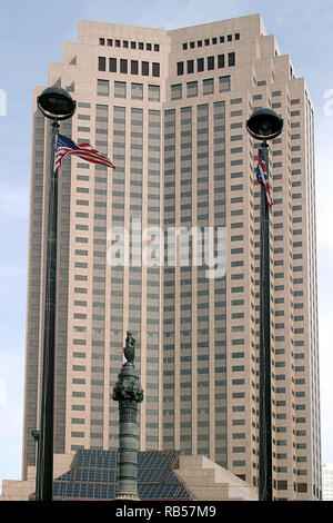Place Publique de Cleveland, avec Monument aux soldats et marins en premier plan et Huntington Bank Tower en arrière-plan Banque D'Images