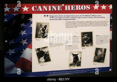 Plaque de héros canins - chiens de guerre célèbres, dans la réserve de Rocky River, Cleveland, OH, États-Unis Banque D'Images