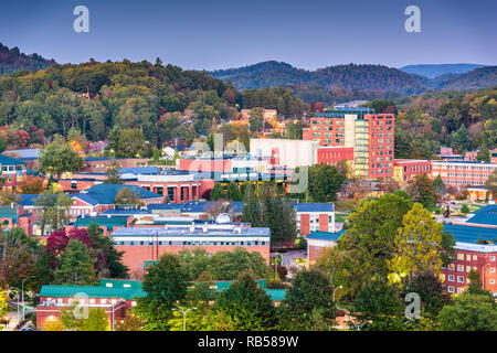 Boone, North Carolina, USA campus et toits de la ville au crépuscule. Banque D'Images