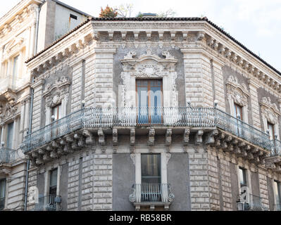 Ancien palais de style Baroque, sur la Via Etnea dans Catania. Vue horizontale Banque D'Images