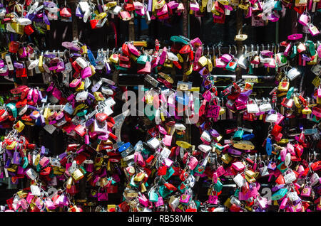 Détail de la porte d'entrée du Giulietta house dans Vérone. Plein de cadenas colorés par les amateurs de gauche sur la promesse de respect pour l'amour mutuel. Conc Banque D'Images