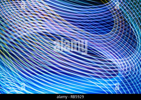 Abstract Blue Neon violet et motif de lignes de passage lumineux. Fond sombre de neon lumière rougeoyante de formes. Banque D'Images