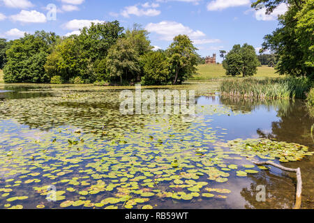 Le temple gothique vue sur le lac à Stowe House Gardens, Buckinghamshire UK Banque D'Images