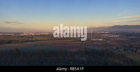 La Ville de Genève en Suisse vu de l'air dans la lumière du soir. La photo a été prise avec un drone volant au-dessus de Dardagny Banque D'Images