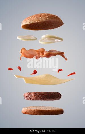Burger de boeuf classique avec bacon et fromage oignon avec des ingrédients flottants répartis dans les parties sur gradient gris fond isolé. Vue de face. Verti Banque D'Images
