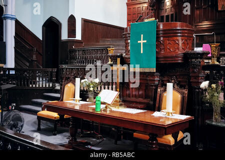 Intérieur de l'Église Unie Saint-james à Montréal, Québec, Canada. L'autel, bougies, la sainte bible, croix et tribune. Banque D'Images