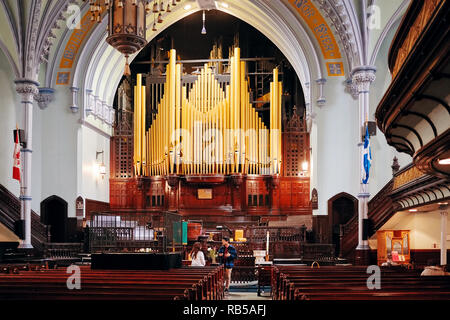 Montréal, Canada - Juin 2018 : Intérieur de l'Église Unie Saint-james à Montréal, Québec, Canada. Une personne qui parle des hommes et des femmes devant l'autel. Banque D'Images