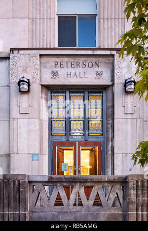 Montréal, Canada - Juin 2018 : l'Université McGill peterson hall porte d'entrée sur la rue mctavish à Montréal, Québec, Canada. Éditorial. Banque D'Images