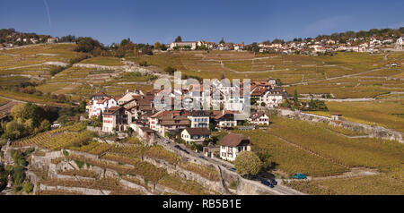 Le village vigneron suisse de Rivaz, au-dessus du lac de Genève dans le domaine du patrimoine culturel mondial de l'UNESCO du Lavaux vu de l'air dans un drone photo Banque D'Images