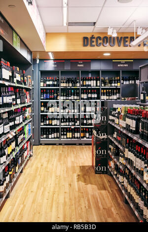 Montréal, Canada - Juin 2018 : bouteilles de vin sur les étagères dans un magasin à Montréal, Canada. Éditorial. Banque D'Images