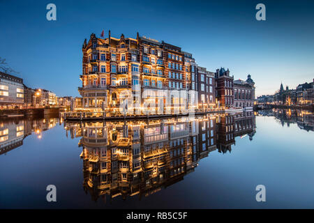 Les Pays-Bas, Amsterdam, l'Hôtel De L'Europe le long de la rivière Amstel. À l'aube. Banque D'Images