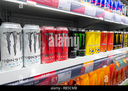 Boîtes de Monster Energy drink en vente sur une étagère dans un supermarché au Royaume-Uni. Banque D'Images