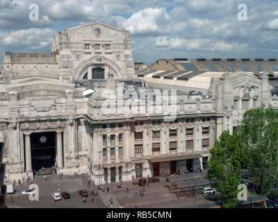 Vue extérieure de la gare centrale. Milano Centrale, Milan, Italie. Banque D'Images