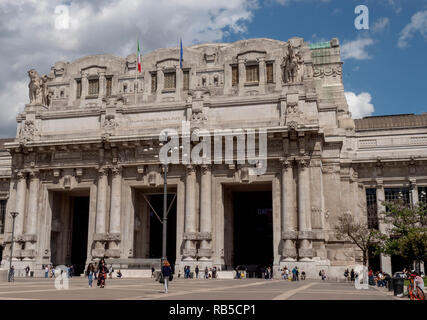 Vue extérieure de la gare centrale. Milano Centrale, Milan, Italie. Banque D'Images