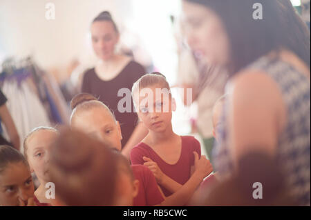 Groupe de jeunes filles russes caucasian ballerina enseignant des conseils lors de l'audience à l'intérieur rehearsal Banque D'Images