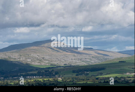 À la recherche de Whernside Tatham a chuté avec chapelle-le-Dale et Ingleton dans VEW. UK. Banque D'Images