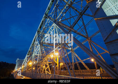 Pont Loschwitz (Grunaer Brucke) au cours de l'Elbe à Dresde la nuit, l'Allemagne. Banque D'Images