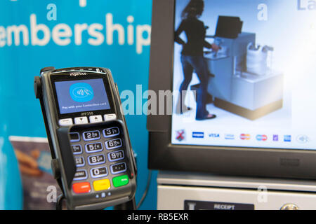 Une puce sans contact et un terminal de paiement dans un supermarché Shop au Royaume-Uni. Banque D'Images