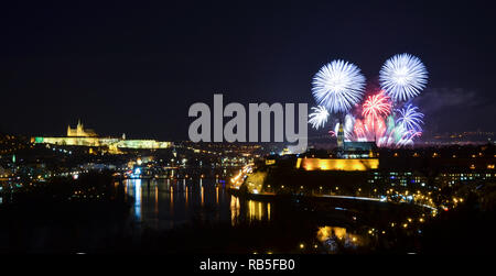 De nouvelles années d'artifice à Prague, République Tchèque Banque D'Images