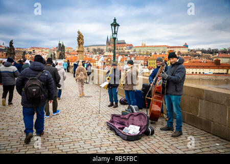 Prague, République tchèque - 6.01.2019 : Des musiciens et des touristes sur le pont Charles en jour d'hiver à Prague, République Tchèque Banque D'Images