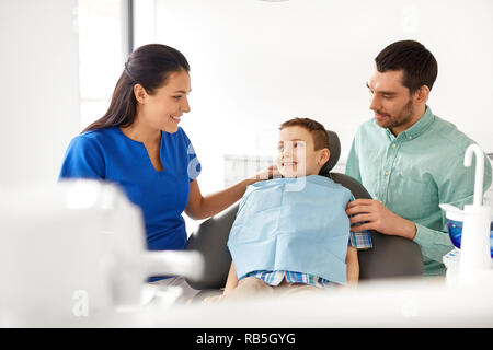 Femme avec un dentiste Clinique dentaire au patient pour enfants Banque D'Images