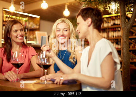 Les femmes avec carte de crédit au restaurant ou bar à vin Banque D'Images