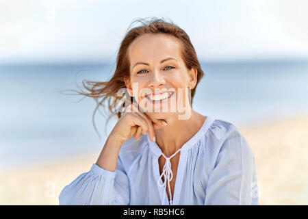 Portrait of smiling woman on été plage Banque D'Images