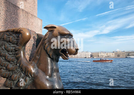 SAINT-Pétersbourg, Russie - le 27 août 2018 : Bronze Griffin sur le remblai Universitetskaya près de la rivière Neva Banque D'Images