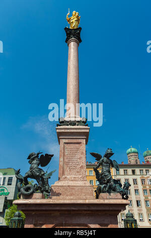 Nice low angle view de la Mariensäule, une colonne mariale située sur la Marienplatz à Munich, Allemagne. La célèbre colonne est surmontée d'une statue en or... Banque D'Images