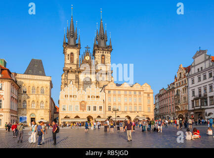 L'église de Tyn Prague vue de la façade de l'église Notre Dame Avant Tyn en place de la vieille ville Staromestske Namesti Staré Město Prague République Tchèque Europe Banque D'Images