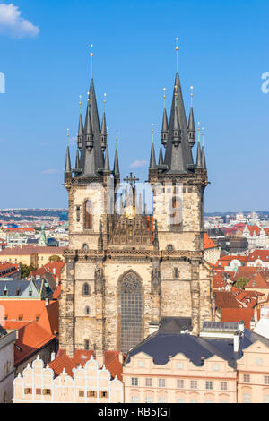 L'église de Tyn Prague vue de la façade de l'église Notre Dame Avant Tyn en place de la vieille ville Staromestske Namesti Staré Město Prague République Tchèque Europe Banque D'Images