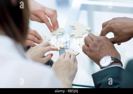 Close up. Business team l'assemblage de pièces de puzzle. Banque D'Images