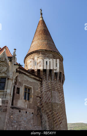 Corvin Castle est un château bien conservé du 15ème siècle en Roumanie. Détails d'une des tours Banque D'Images