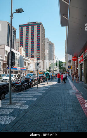 Curitiba - PR, Brésil - 14 décembre 2018 : des centres-villes sur le trottoir de la rue Marechal Deodoro. Les magasins et les gens sur le trottoir. Banque D'Images