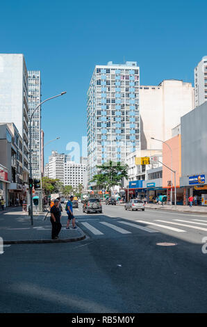 Curitiba - PR, Brésil - 14 décembre 2018 : rue du centre-ville Marechal Deodoro. Le commerce, la population locale et de la circulation. Banque D'Images