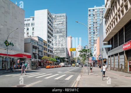 Curitiba - PR, Brésil - 14 décembre 2018 : rue du centre-ville Marechal Deodoro. Le commerce, la population locale et de la circulation. Banque D'Images