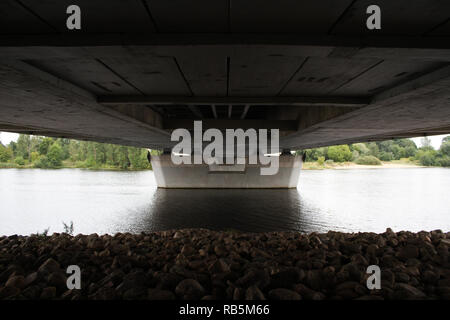 Belle vue de sous le pont avec alarmes. Banque D'Images