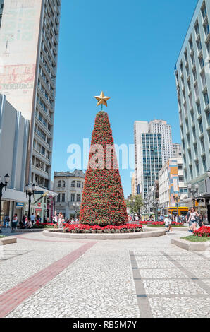 Curitiba - PR, Brésil - 14 décembre 2018 : grand arbre de Noël sur la rue XV de Novembro où c'était la place de l'eau de la fontaine. Arbre de Noël decora Banque D'Images