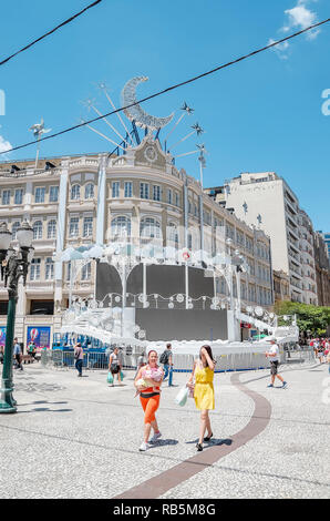 Curitiba - PR, Brésil - 14 décembre 2018 : Lieu où se produit la chorale de Noël traditionnel, Coral do Palacio Avenida, Banco Bradesco a la fin de Banque D'Images