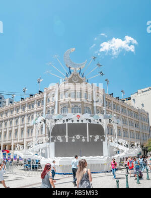 Curitiba - PR, Brésil - 14 décembre 2018 : Lieu où se produit la chorale de Noël traditionnel, Coral do Palacio Avenida, Banco Bradesco a la fin de Banque D'Images