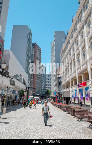 Curitiba - PR, Brésil - 14 décembre 2018 : rue du centre-ville Travessa Oliveira Bello. Commerce, boutiques, les populations locales. Banque D'Images