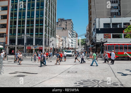 Curitiba - PR, Brésil - 14 décembre 2018 : Photo du centre-ville de Curitiba. Commerce, boutiques, les populations locales, les touristes et le Bondinho da XV. Banque D'Images