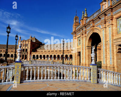 Décorées avec des ponts et des immeubles de la place Plaza de España à Séville, Espagne Banque D'Images