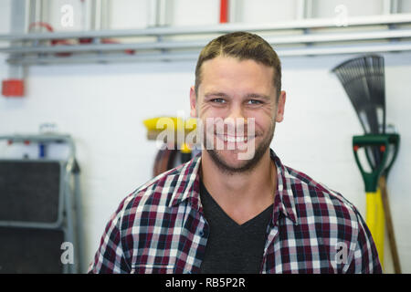 Male carpenter smiling in workshop Banque D'Images