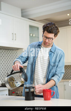 Man pouring coffee mug de presse en français Banque D'Images